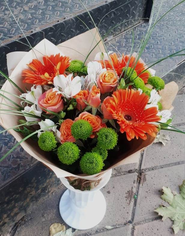 Букет цветов из: Герберы, Хризантемы, Альстромерии и Розы в Ассоколае