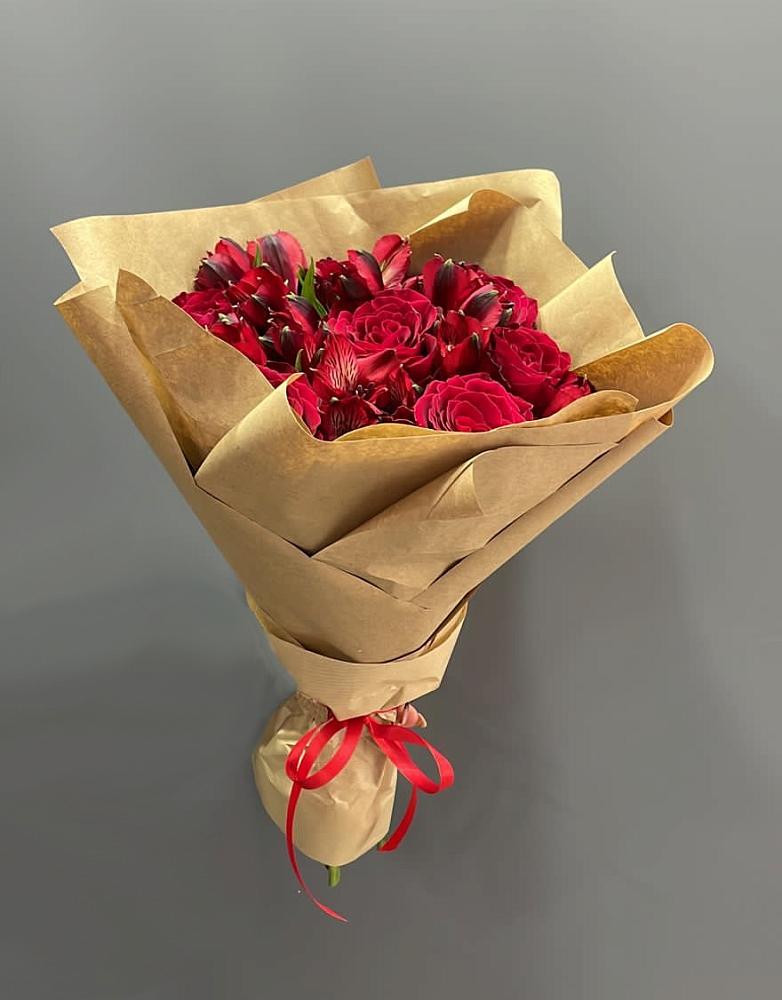 Букет цветов из: Альстромерии и Розы в Ассоколае