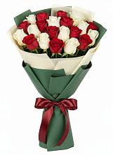 Букет Микс из красных и белых роз в Ассоколае