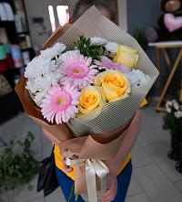Букет цветов из:  Герберы, Розы и Хризантемы в Ассоколае
