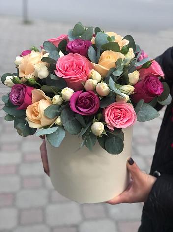 Цветочная композиция из Розы в шляпной коробке в Ассоколае