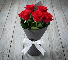 Букет 5 Красных роз Эдлесс Лав в Ассоколае