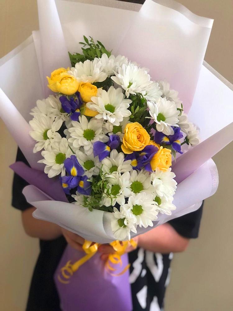Букет цветов из: Ирисы, Хризантемы и Розы в Ассоколае
