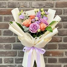 Букет цветов из:  Лизиантусы и Розы в Ассоколае