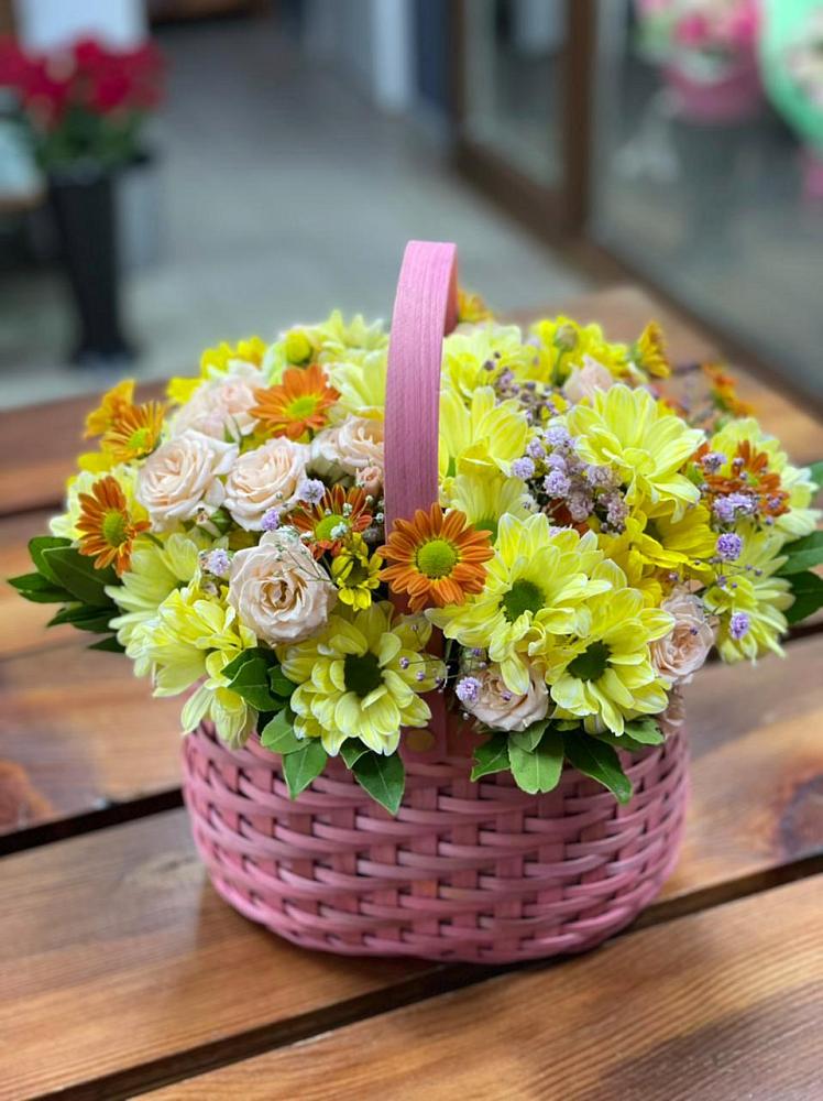 Цветочная композиция из Хризантемы и Розы в корзине в Ассоколае