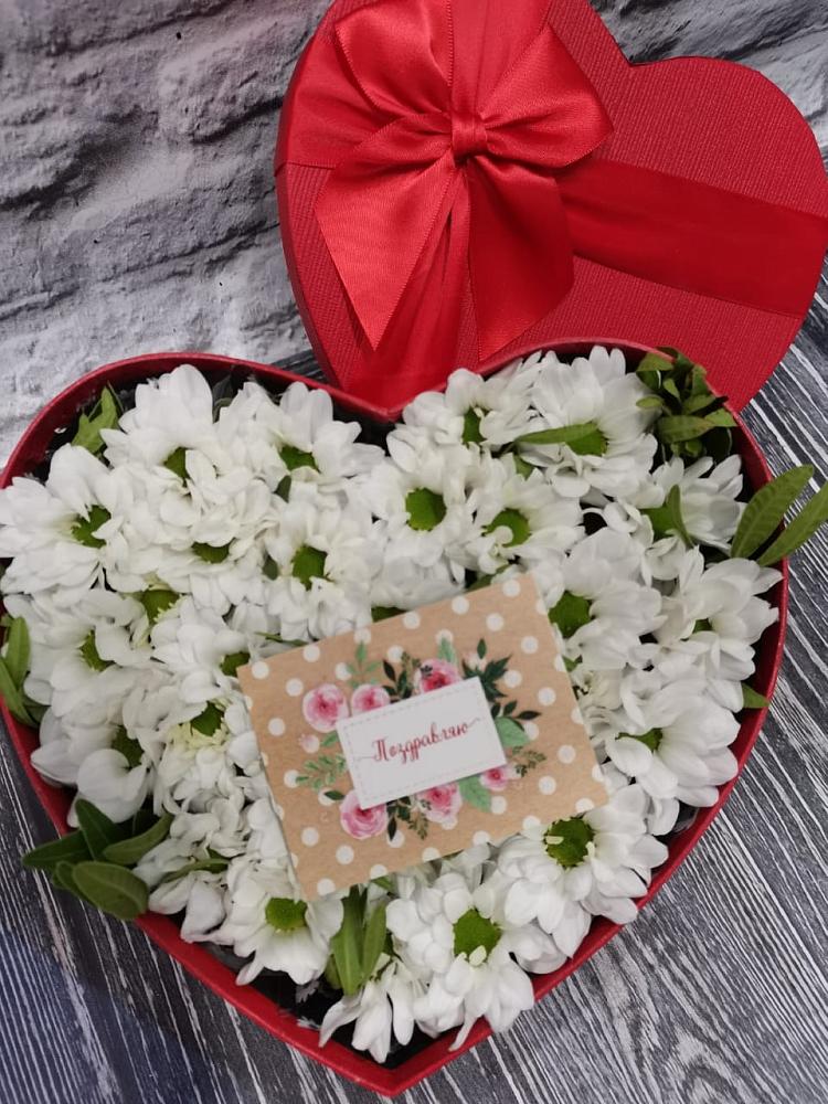 Цветочная композиция из Хризантемы в виде сердца в Ассоколае