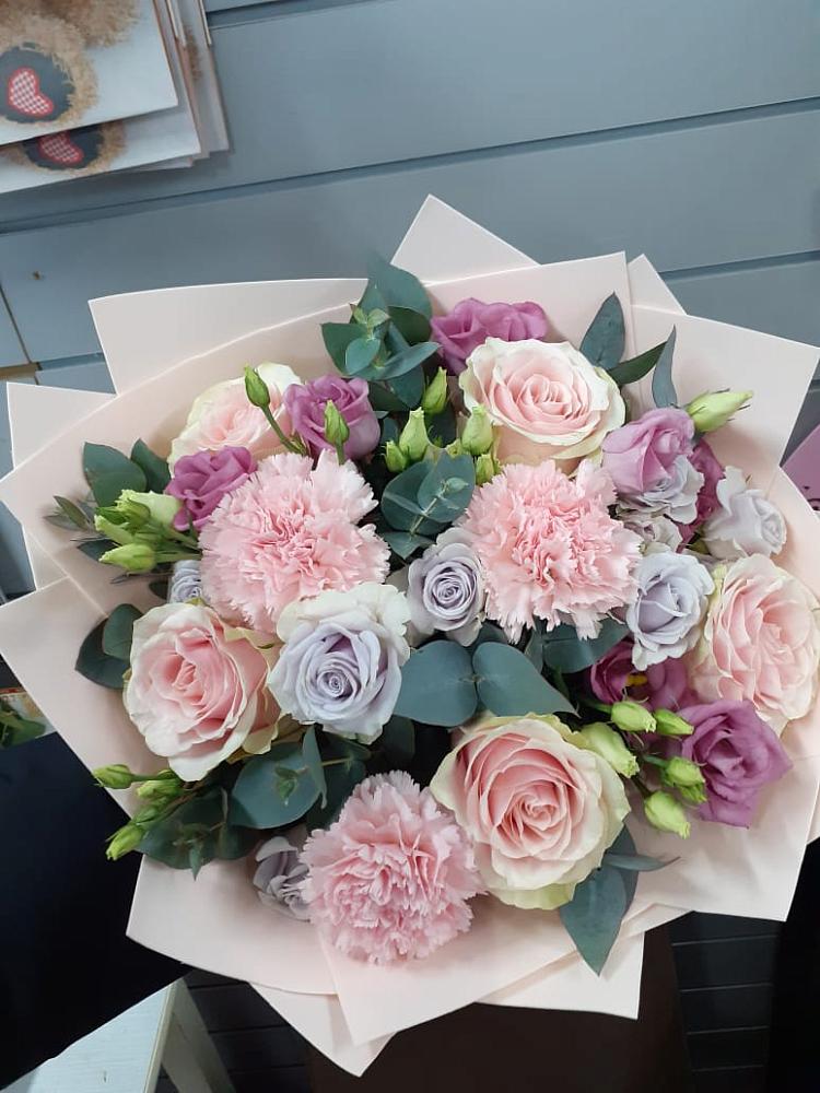 Букет цветов из: Розы, Гвоздики и Лизиантусы в Ассоколае