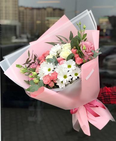 Букет цветов из: Розы, Лизиантусы и Хризантемы в Ассоколае
